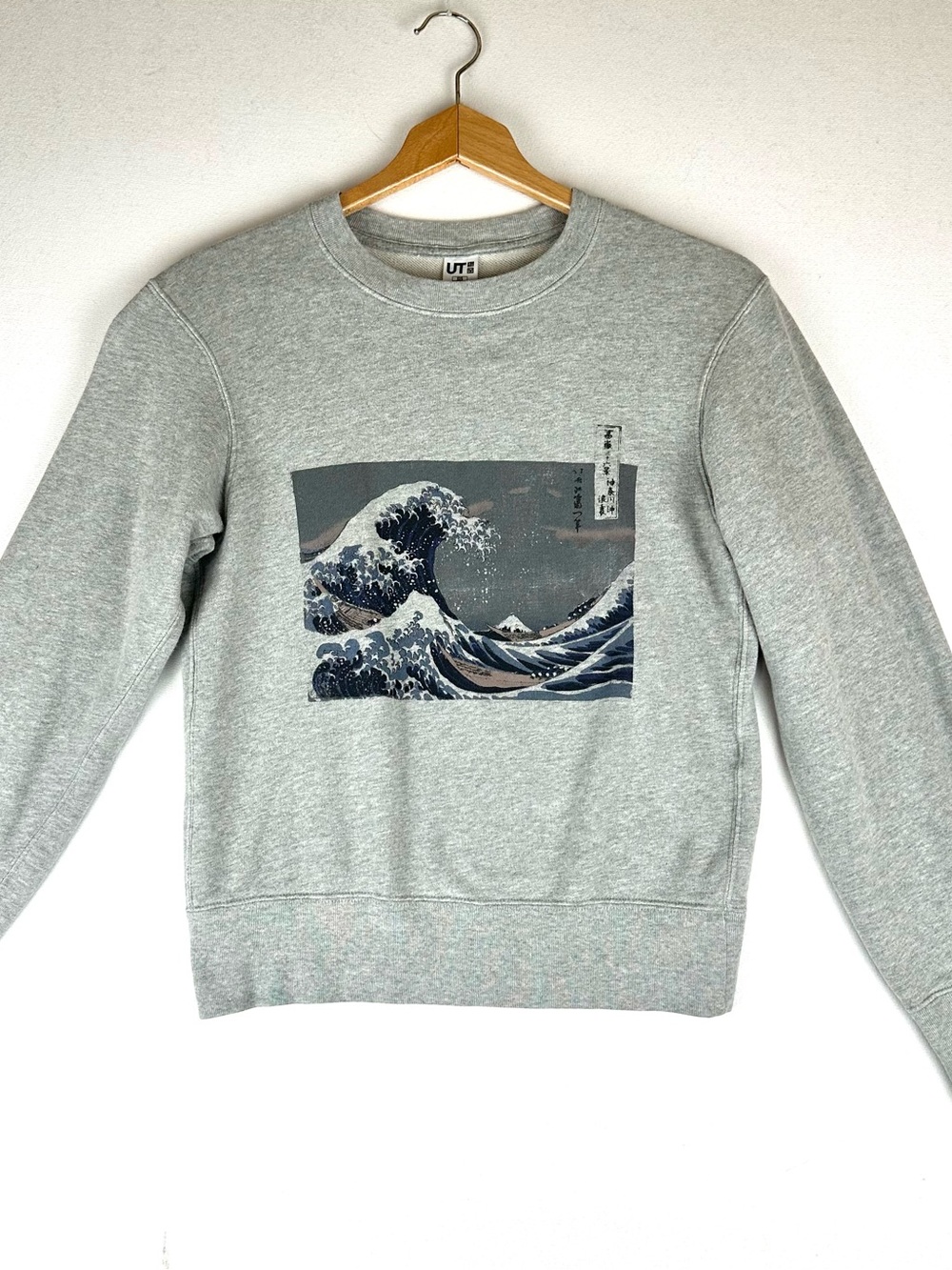 Uniqlo Great Wave Graphic Pullover Crewneck Sweatshirt